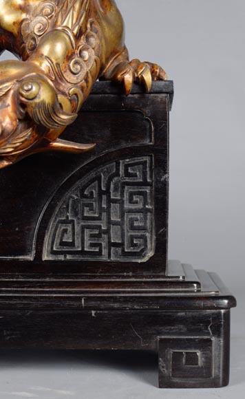 Gabriel VIARDOT (attribuée à), Pendule en forme de pagode avec chien de Fô en bronze, vers 1870-1880-5