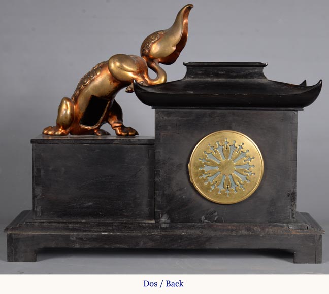 Gabriel VIARDOT (attribuée à), Pendule en forme de pagode avec chien de Fô en bronze, vers 1870-1880-10