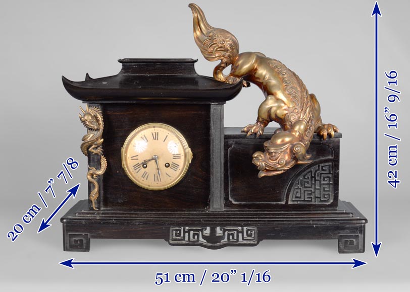 Gabriel VIARDOT (attribuée à), Pendule en forme de pagode avec chien de Fô en bronze, vers 1870-1880-11