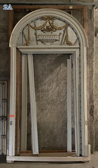 Boiseries en bois sculpté, redoré et peint en blanc-2