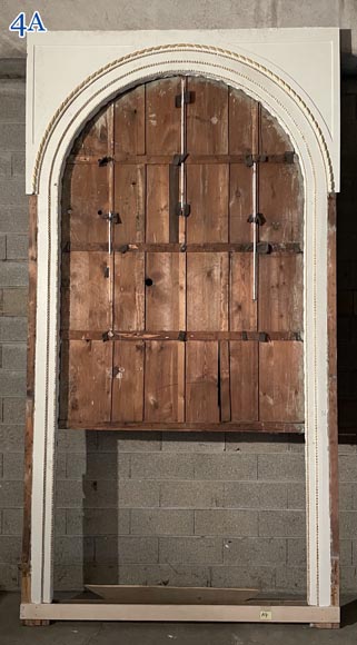 Boiseries en bois sculpté, redoré et peint en blanc-4