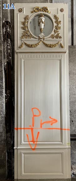 Boiseries en bois sculpté, redoré et peint en blanc-8