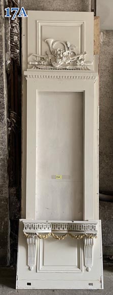 Boiseries en bois sculpté, redoré et peint en blanc-13