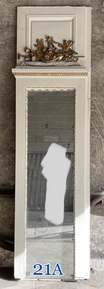 Boiseries en bois sculpté, redoré et peint en blanc-19