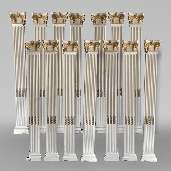Série de pilastres ioniques en bois sculpté peint-0