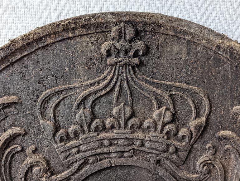 Belle plaque décorative cheminée en fonte ancienne- armoiries royales.