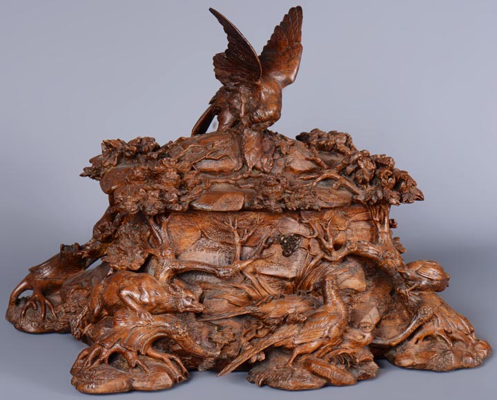 GUERET Frères - Superbe coffre en chêne richement sculpté à décor d'animaux forestiers-1