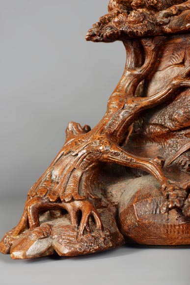GUERET Frères - Superbe coffre en chêne richement sculpté à décor d'animaux forestiers-6