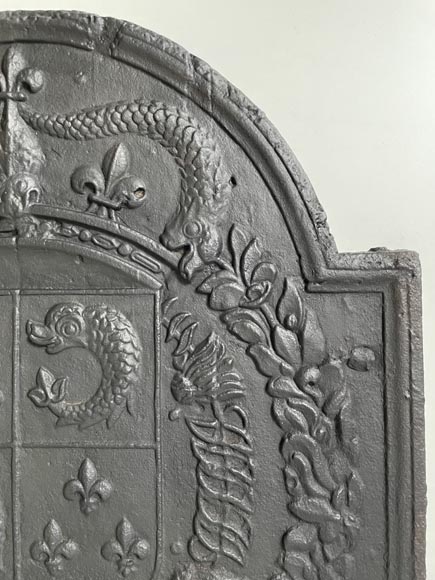 Plaque de cheminée aux armes du dauphin datée 1700-3