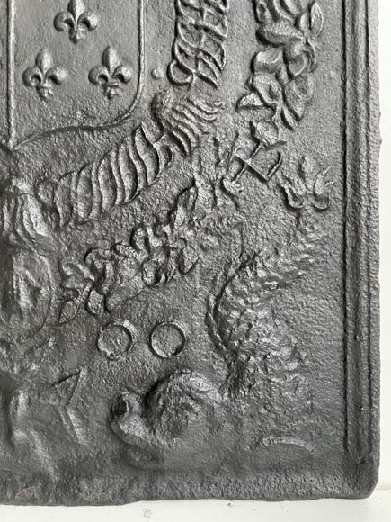 Plaque de cheminée aux armes du dauphin datée 1700-6