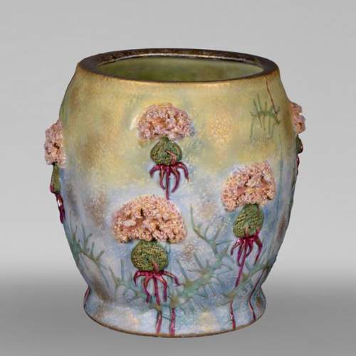 Vase en céramique à décor de fleur en relief, Manufacture Amphora