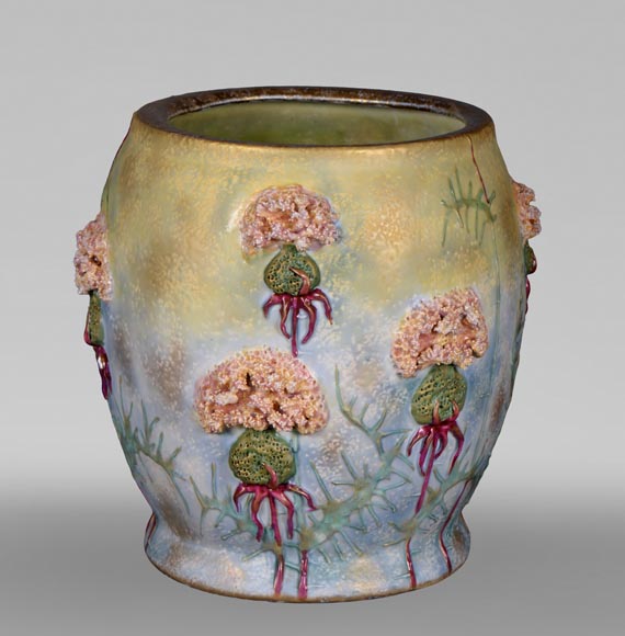 Vase en céramique à décor de fleur en relief, Manufacture Amphora Vase en céramique à décor de fleur en relief, Manufacture Amphora-0