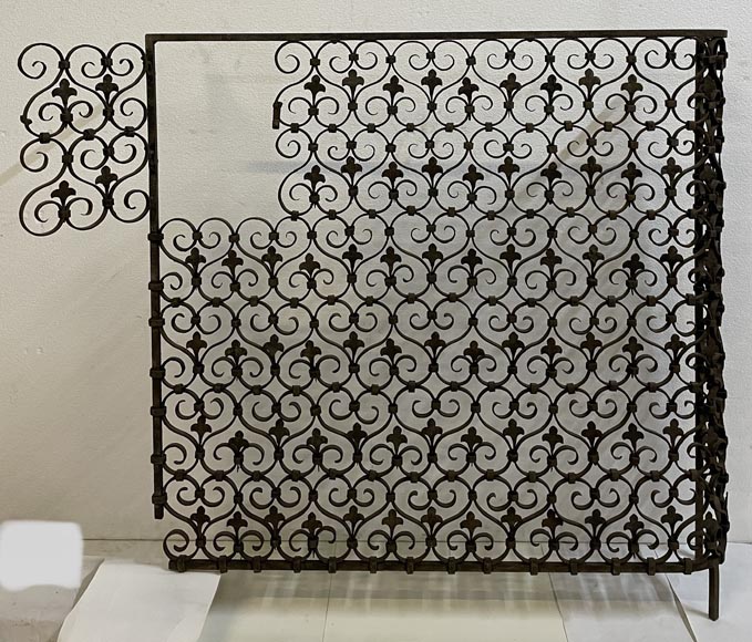 Grille de radiateur en fer forgé ornée de volutes et de fleurs de lys-1