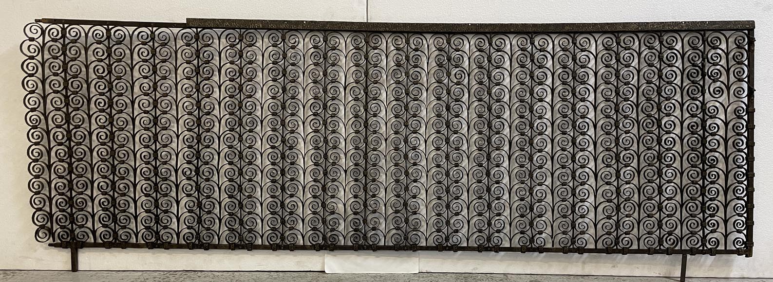 Paire de grilles de radiateurs en fer forgé de style gothique-1