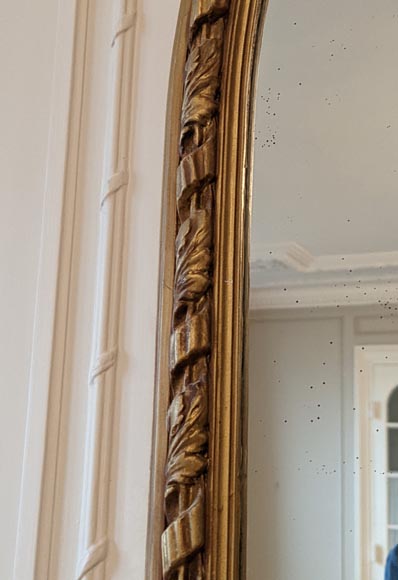 Trumeau de style Louis XVI peinture blanche et dorée aux couronnes de fleurs-3