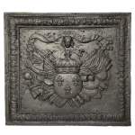 Exceptionnelle plaque de cheminée aux armes de France et mascarons et devise de Louis XIV