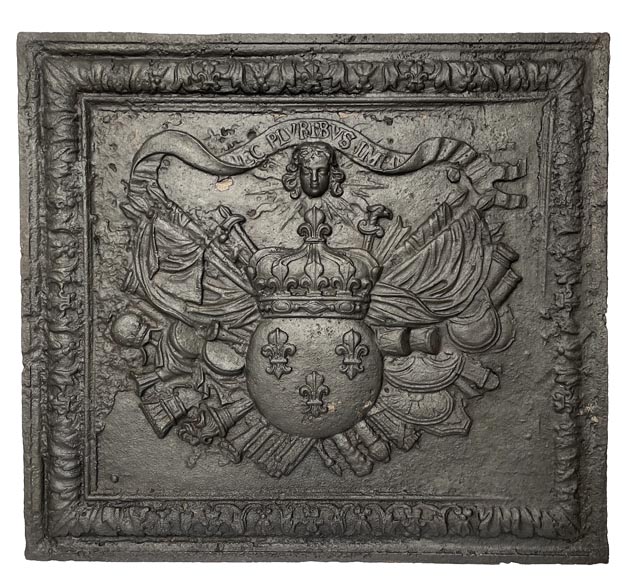 Exceptionnelle plaque de cheminée aux armes de France et mascarons et devise de Louis XIV-0