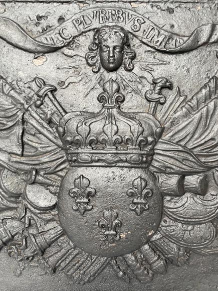 Exceptionnelle plaque de cheminée aux armes de France et mascarons et devise de Louis XIV-2