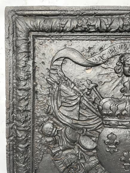 Exceptionnelle plaque de cheminée aux armes de France et mascarons et devise de Louis XIV-3
