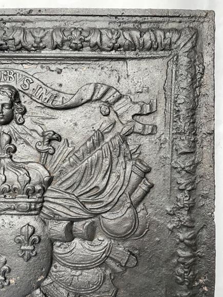 Exceptionnelle plaque de cheminée aux armes de France et mascarons et devise de Louis XIV-5