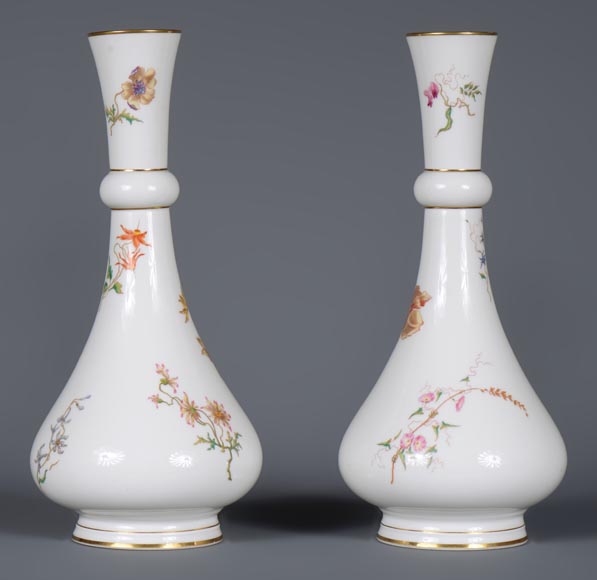 Manufacture de Sèvres - Paire de vases modèle Delhi au décor floral polychrome, 1875-2