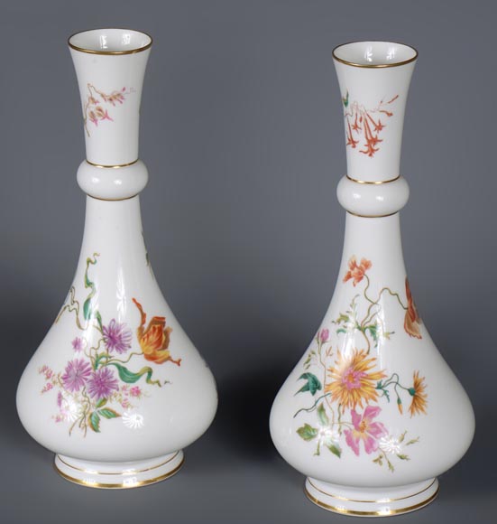 Manufacture de Sèvres - Paire de vases modèle Delhi au décor floral polychrome, 1875-3