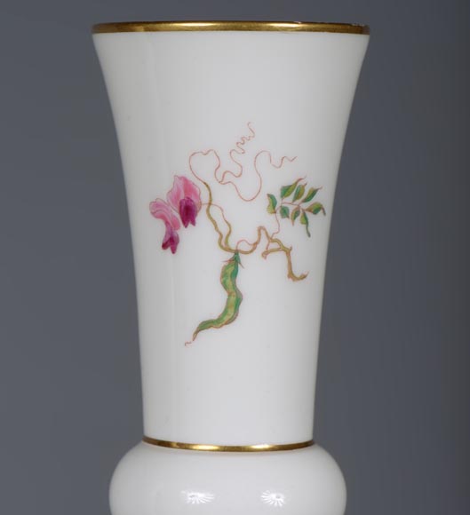 Manufacture de Sèvres - Paire de vases modèle Delhi au décor floral polychrome, 1875-6