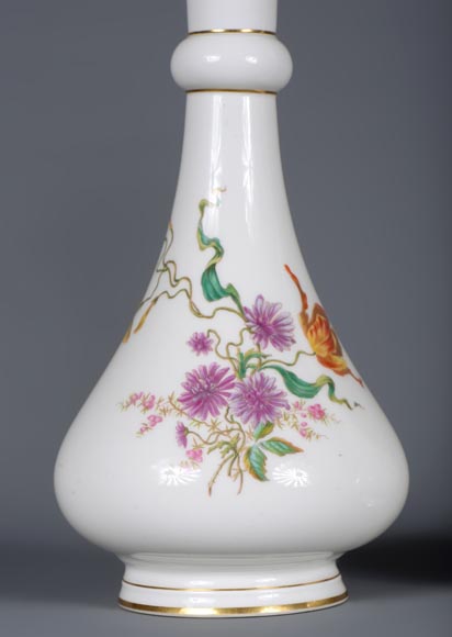 Manufacture de Sèvres - Paire de vases modèle Delhi au décor floral polychrome, 1875-8