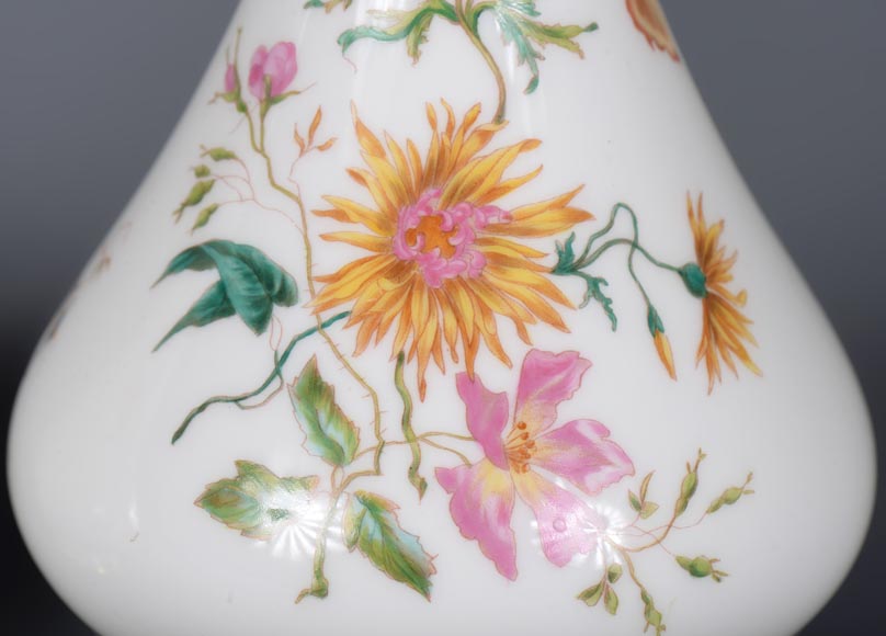 Manufacture de Sèvres - Paire de vases modèle Delhi au décor floral polychrome, 1875-10