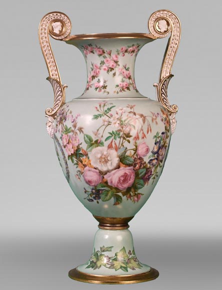 Manufacture de SÈVRES, Vase d’époque Louis-Philippe orné d’une foisonnante décoration fleurie, 1846-0