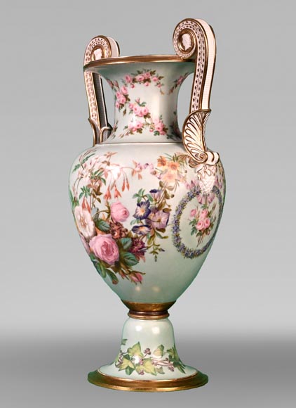 Manufacture de SÈVRES, Vase d’époque Louis-Philippe orné d’une foisonnante décoration fleurie, 1846-1