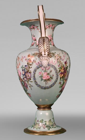 Manufacture de SÈVRES, Vase d’époque Louis-Philippe orné d’une foisonnante décoration fleurie, 1846-2