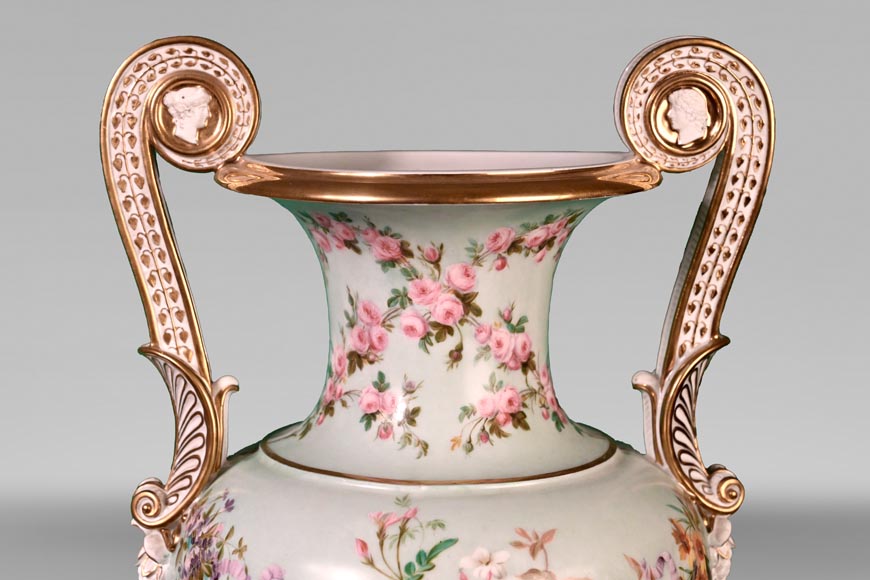 Manufacture de SÈVRES, Vase d’époque Louis-Philippe orné d’une foisonnante décoration fleurie, 1846-3