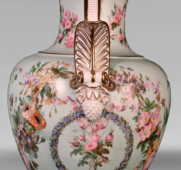 Manufacture de SÈVRES, Vase d’époque Louis-Philippe orné d’une foisonnante décoration fleurie, 1846-7