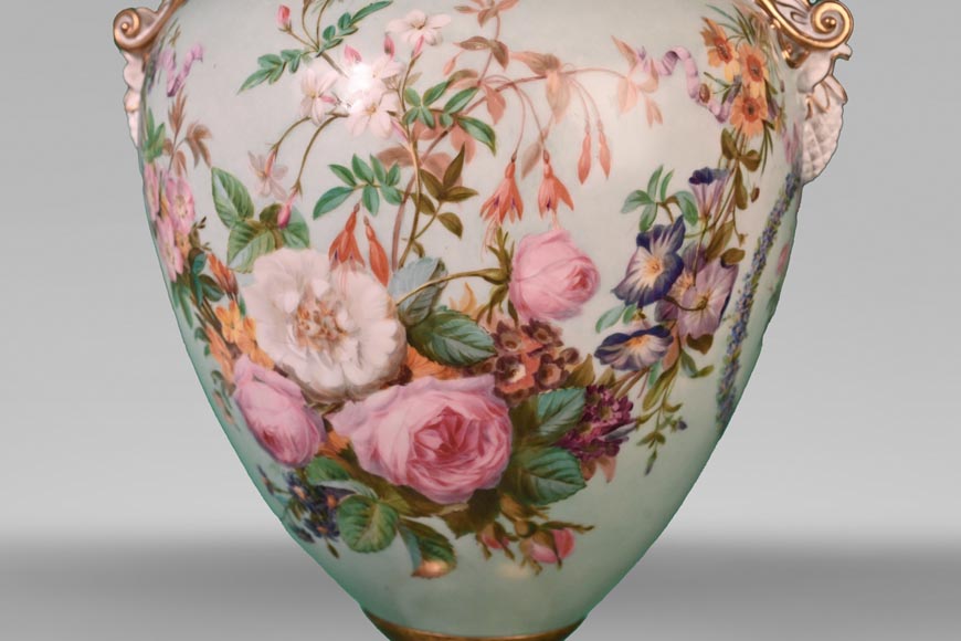 Manufacture de SÈVRES, Vase d’époque Louis-Philippe orné d’une foisonnante décoration fleurie, 1846-9