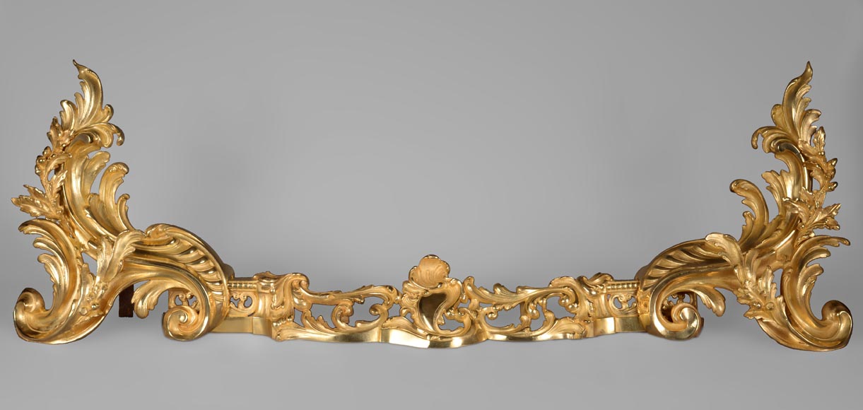 Importante barre de chenet de style Louis XV en bronze doré-0