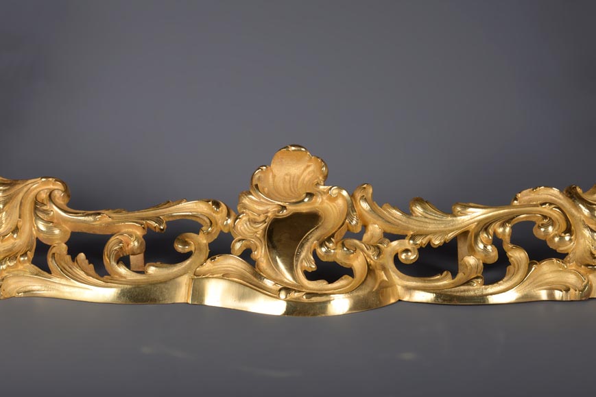 Importante barre de chenet de style Louis XV en bronze doré-1