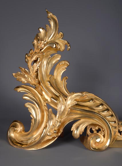 Importante barre de chenet de style Louis XV en bronze doré-2