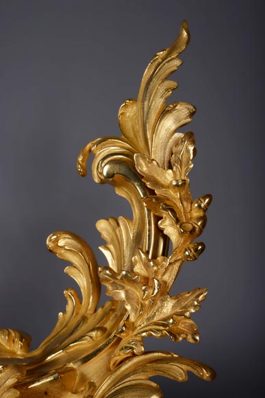 Importante barre de chenet de style Louis XV en bronze doré-4