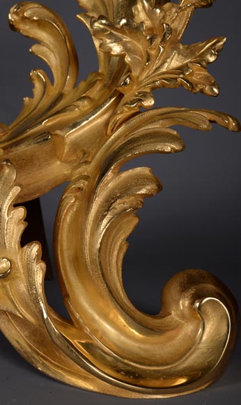Importante barre de chenet de style Louis XV en bronze doré-5