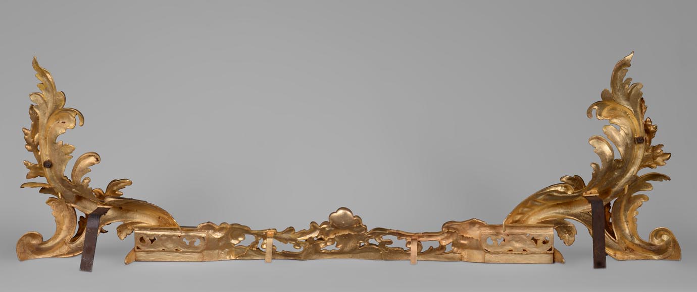 Importante barre de chenet de style Louis XV en bronze doré-6