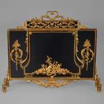 Pare étincelle de style Napoléon III en bronze doré richement décoré