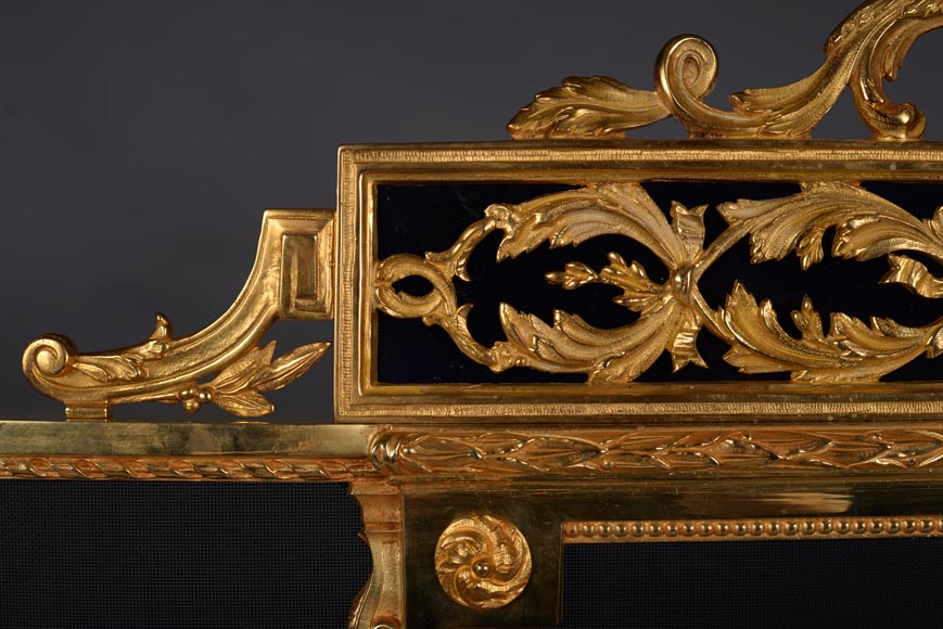 Pare étincelles ancien de style Louis XV en bronze doré à décor d