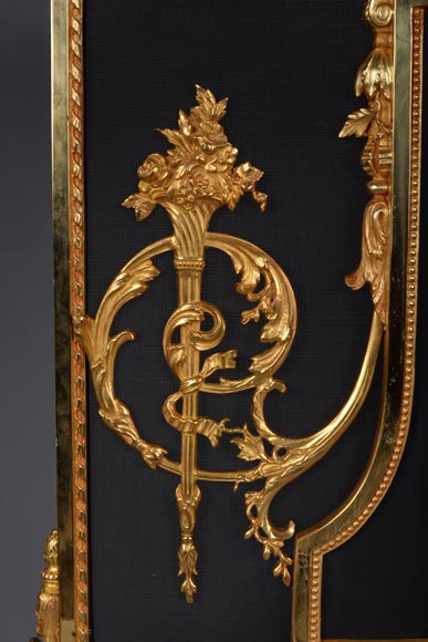 Pare étincelle de style Napoléon III en bronze doré richement décoré-3