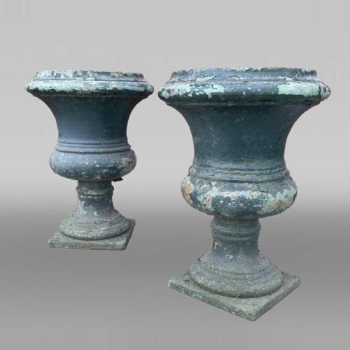 Paire de vases Médicis en fonte peinte