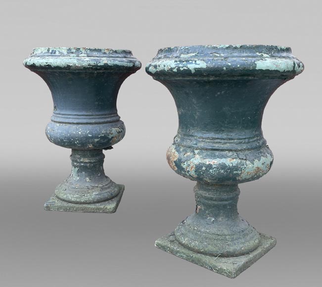Paire de vases Médicis en fonte peinte Paire de vases Médicis en fonte peinte-0