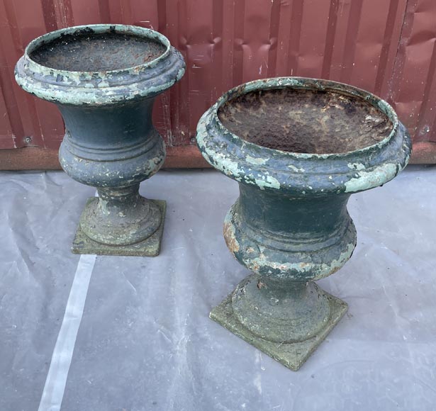 Paire de vases Médicis en fonte peinte Paire de vases Médicis en fonte peinte-1