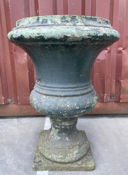 Paire de vases Médicis en fonte peinte Paire de vases Médicis en fonte peinte-2