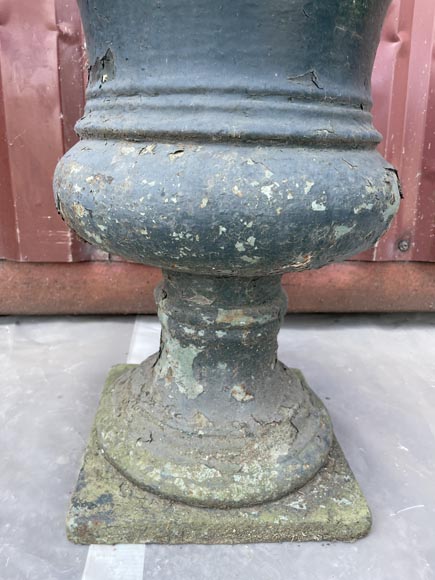 Paire de vases Médicis en fonte peinte Paire de vases Médicis en fonte peinte-4