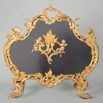 Pare étincelle de style Louis XV en bronze doré
